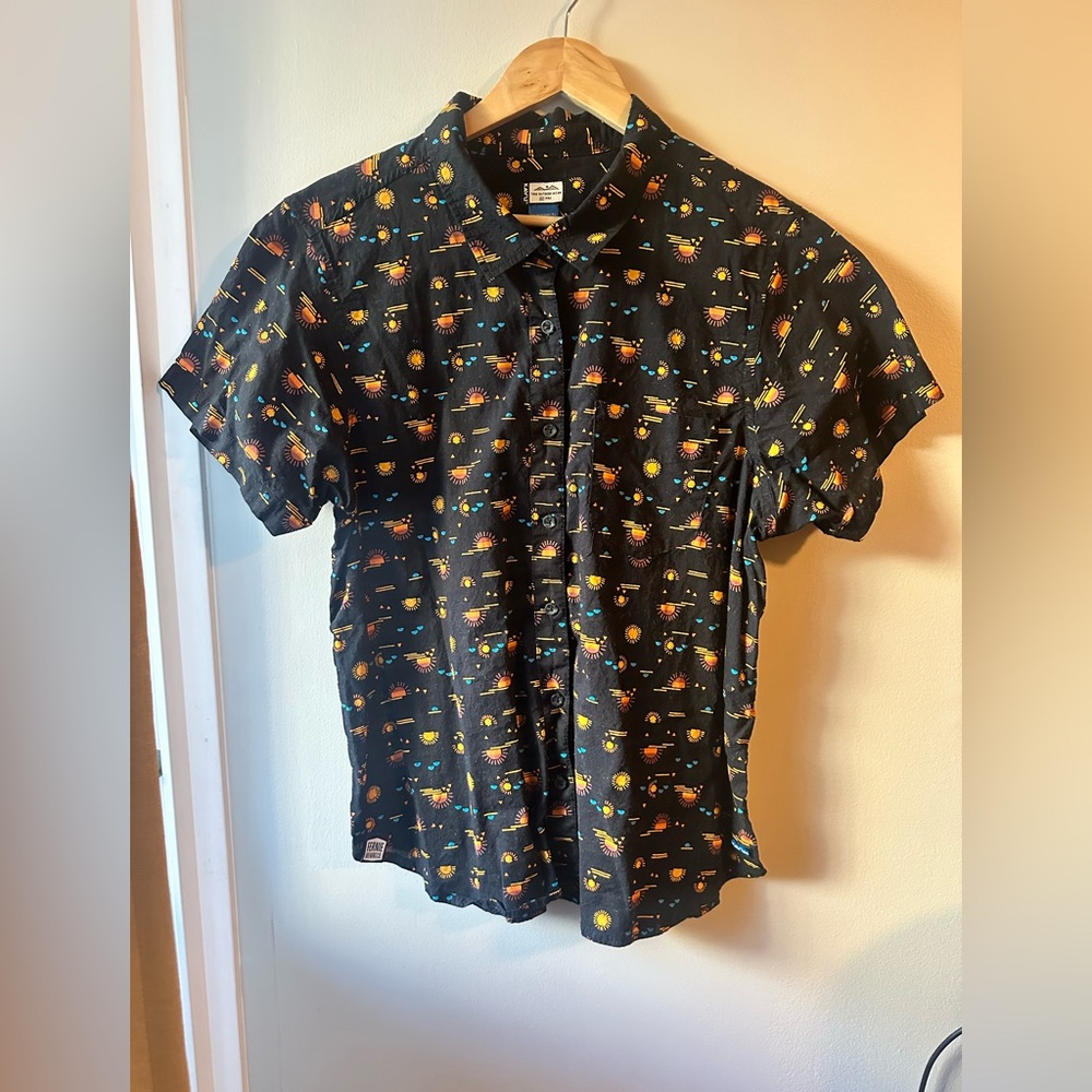 Size XL Women’s Kavu Short Sleeve button up shirt. Cotton.